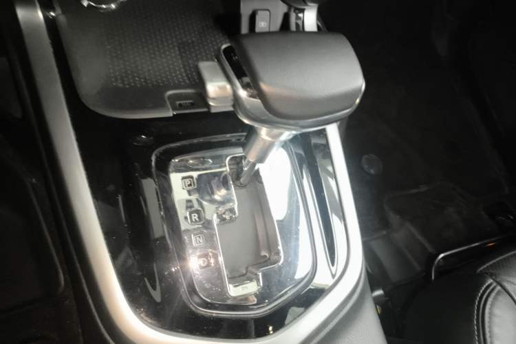 Used Nissan Terra 2018 2.5L Automatic 4x4 Luxury Edition Gear Lever
