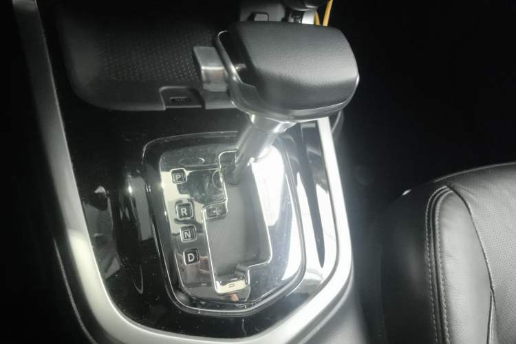 Used Nissan Terra 2018 2.5L Automatic 4x4 Luxury Edition Gear Lever