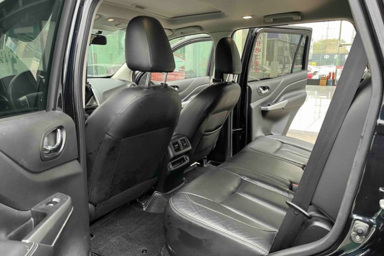 Used Nissan Terra 2018 2.5L Automatic 4x4 Luxury Edition Interior 3