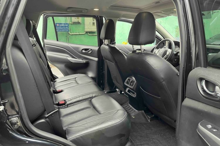 Used Nissan Terra 2018 2.5L Automatic 4x4 Luxury Edition Interior 5