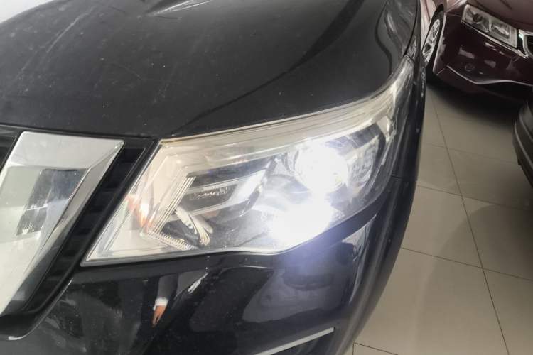 Used Nissan Terra 2018 2.5L Automatic 4x4 Luxury Edition Left Front Headlight