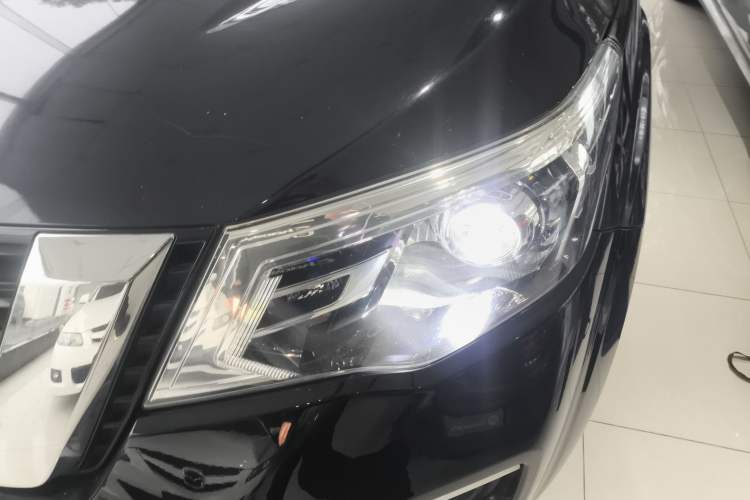 Used Nissan Terra 2018 2.5L Automatic 4x4 Luxury Edition Left Front Headlight