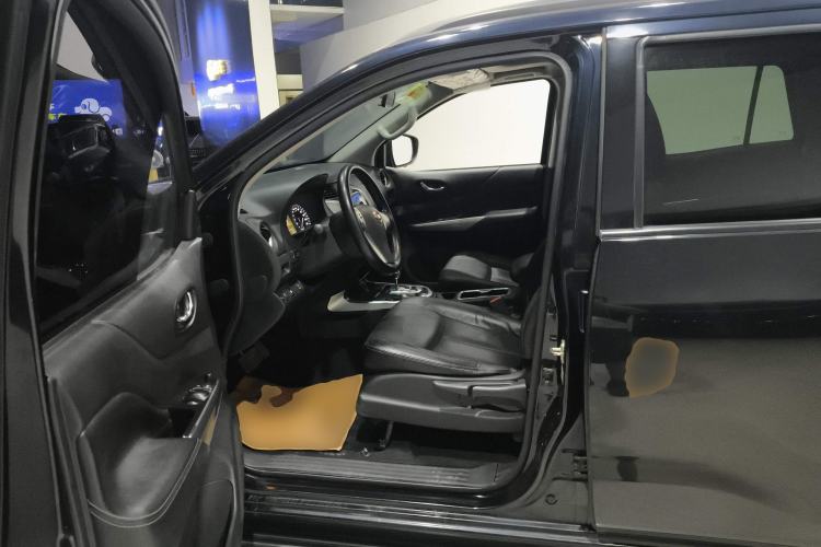 Used Nissan Terra 2018 2.5L Automatic 2WD Luxury Edition Left Front Seat