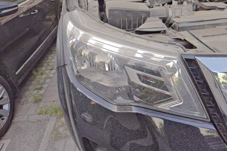 Used Nissan Terra 2018 2.5L Manual Two-Wheel Drive Elite Edition Right Front Headlight