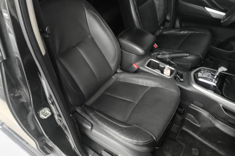 Used Nissan Terra 2018 2.5L Automatic 4x4 Luxury Edition Right Front Seat
