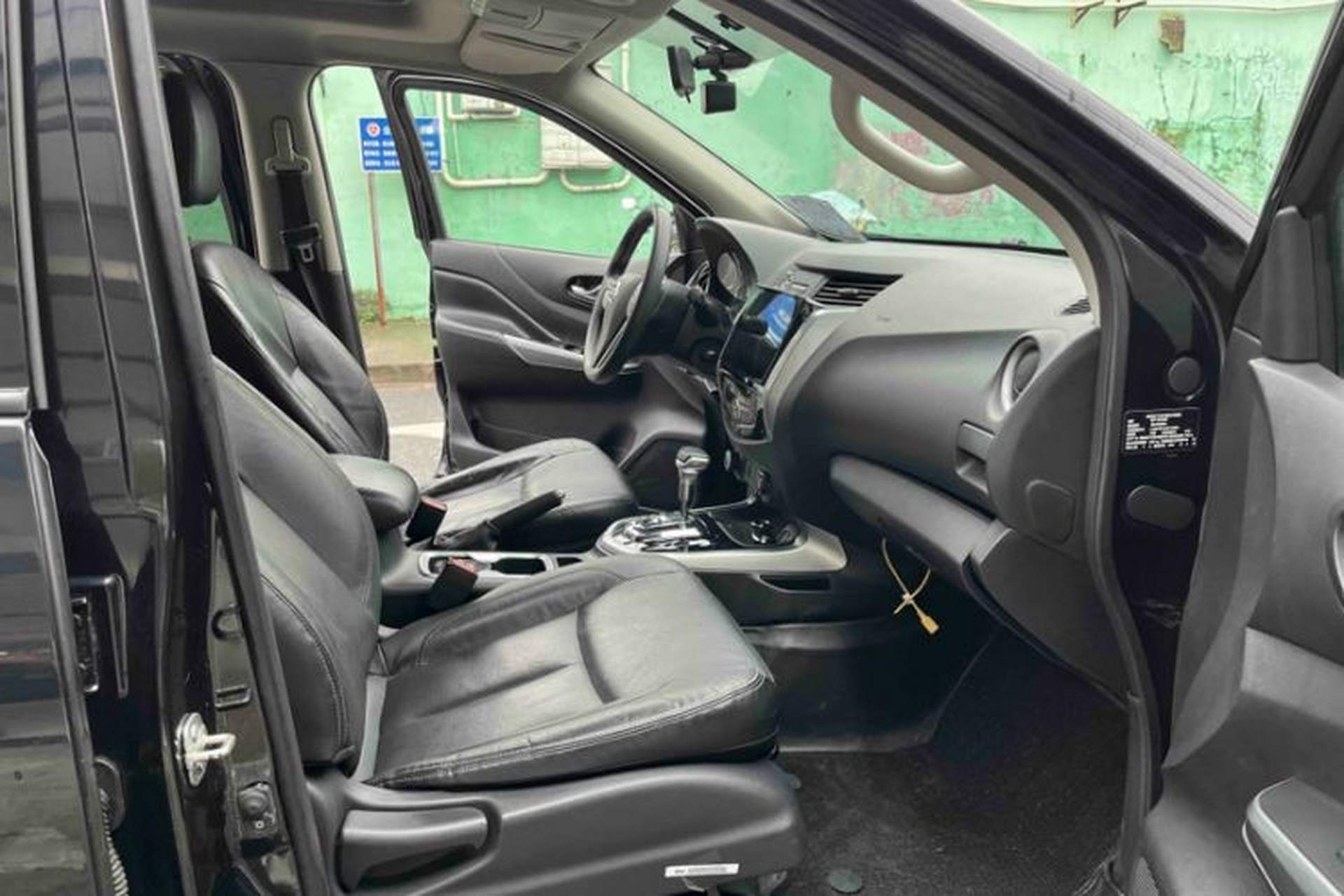 Used Nissan Terra 2018 2.5L Automatic 4x4 Luxury Edition Right Front Seat