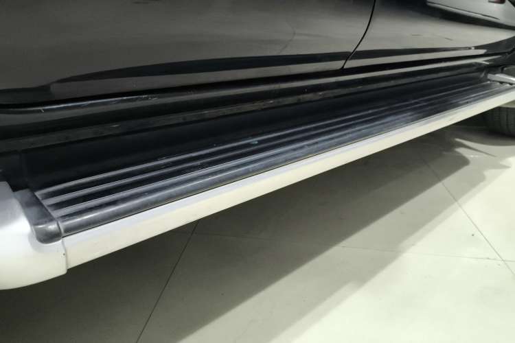 Used Nissan Terra 2018 2.5L Automatic 2WD Luxury Edition Right Side Sill