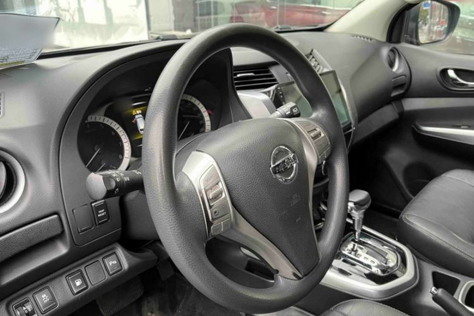 Used Nissan Terra 2018 2.5L Automatic 4x4 Luxury Edition Steering Wheel
