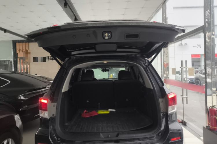 Used Nissan Terra 2018 2.5L Automatic 4x4 Luxury Edition Trunk