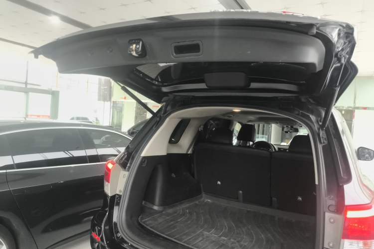 Used Nissan Terra 2018 2.5L Automatic 4x4 Luxury Edition Trunk