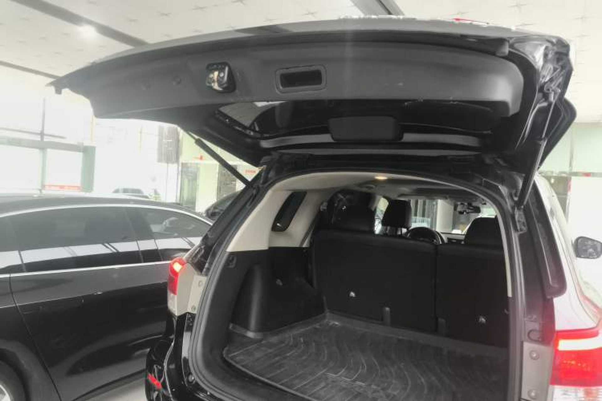 Used Nissan Terra 2018 2.5L Automatic 4x4 Luxury Edition Trunk
