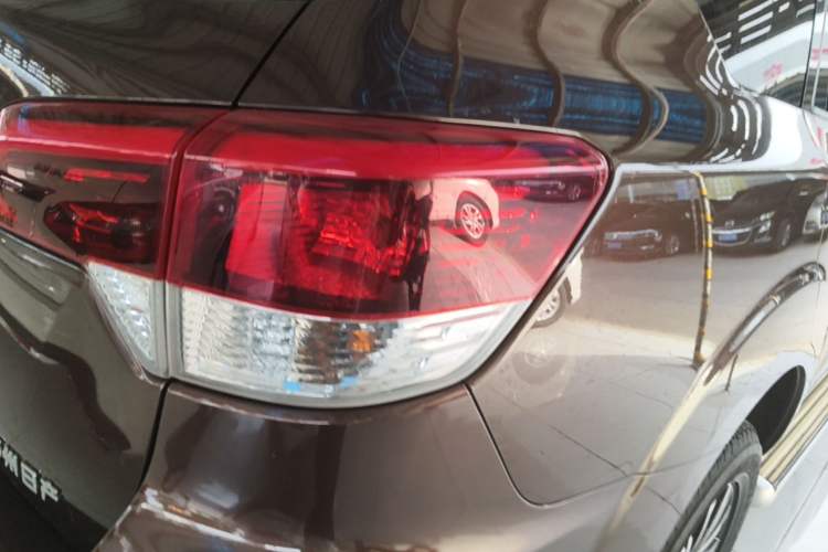 Used Nissan Terra 2018 2.5L Automatic 2WD Luxury Edition Right Rear Taillight