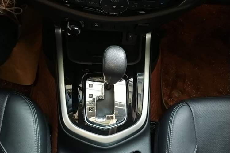 Used Nissan Terra 2018 2.5L Automatic 4x4 Luxury Edition Gear Lever