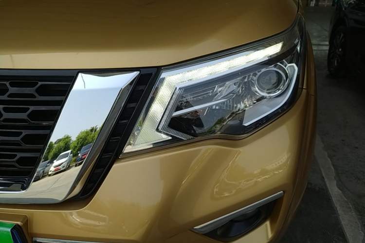 Used Nissan Terra 2018 2.5L Automatic 4x4 Luxury Edition Left Front Headlight