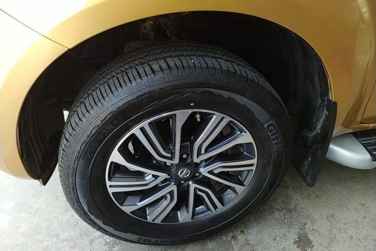 Used Nissan Terra 2018 2.5L Automatic 4x4 Luxury Edition Left Front Wheel Hub