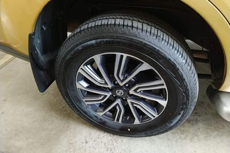 Used Nissan Terra 2018 2.5L Automatic 4x4 Luxury Edition Right Rear Wheel Hub