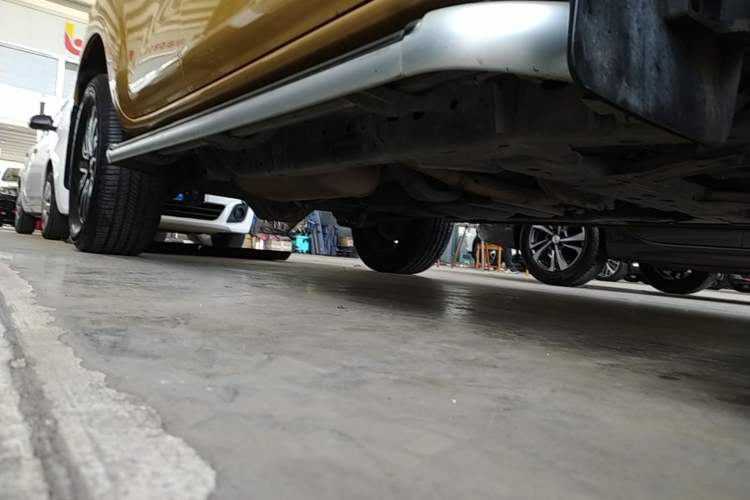 Used Nissan Terra 2018 2.5L Automatic 4x4 Luxury Edition Right Side Sill