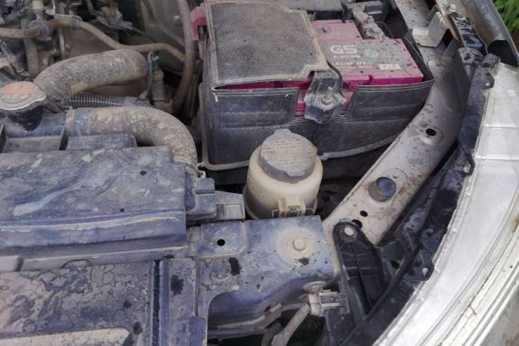 Used Nissan Terra 2018 2.5L Manual Two-Wheel Drive Elite Edition Engine Bay Left