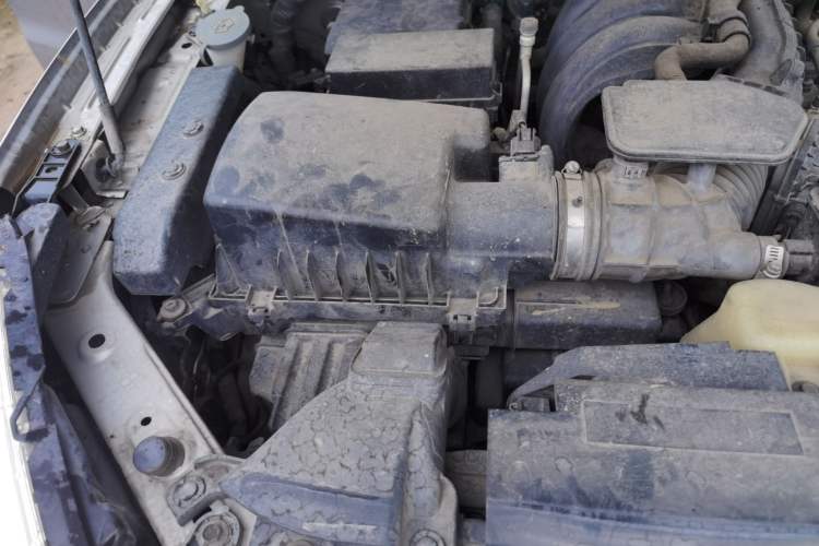 Used Nissan Terra 2018 2.5L Manual Two-Wheel Drive Elite Edition Engine Bay Right