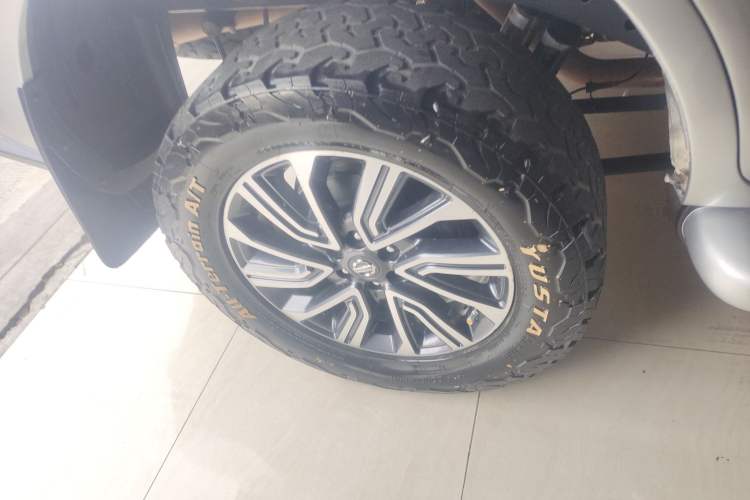Used Nissan Terra 2018 2.5L Automatic 4x4 Luxury Edition Exterior 5