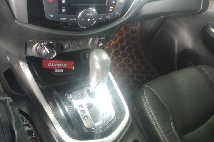 Used Nissan Terra 2018 2.5L Automatic 4x4 Luxury Edition Gear Lever
