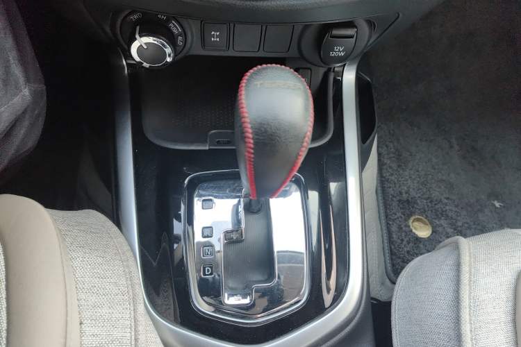 Used Nissan Terra 2018 2.5L Automatic 4x4 Luxury Edition Gear Lever