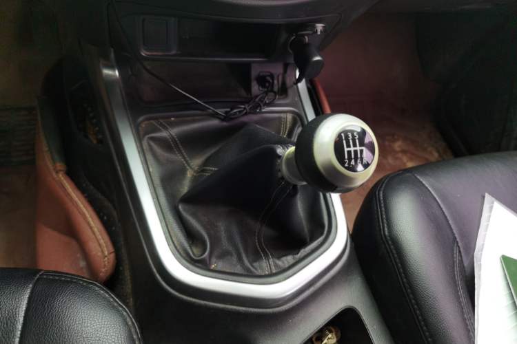 Used Nissan Terra 2018 2.5L Manual Two-Wheel Drive Elite Edition Gear Lever