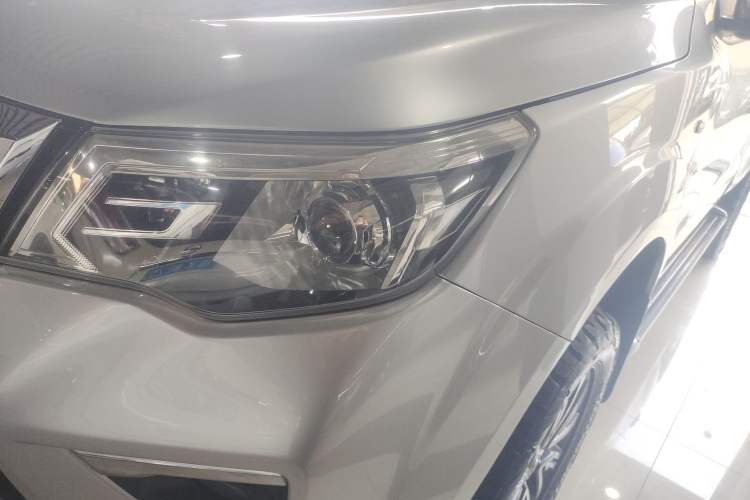 Used Nissan Terra 2018 2.5L Automatic 4x4 Luxury Edition Left Front Headlight