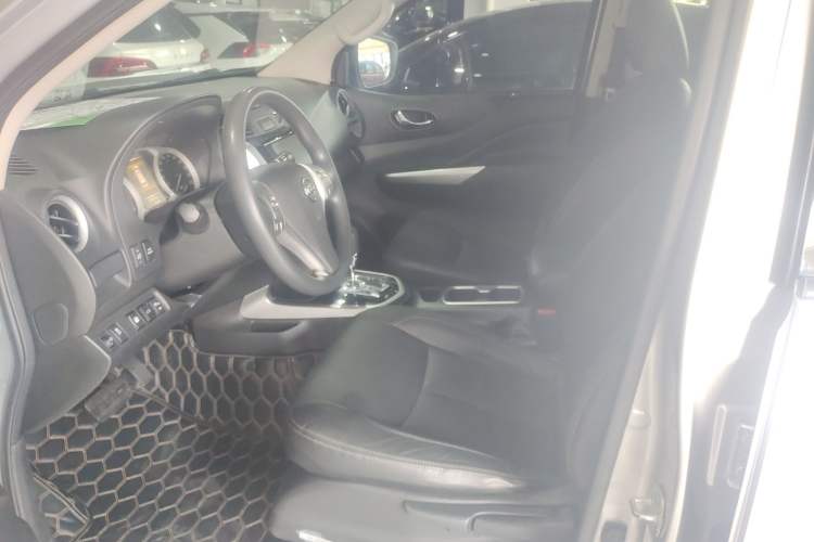 Used Nissan Terra 2018 2.5L Automatic 4x4 Luxury Edition Left Front Seat