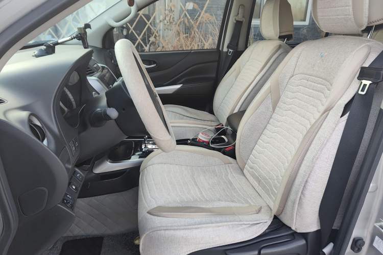 Used Nissan Terra 2018 2.5L Automatic 4x4 Luxury Edition Left Front Seat