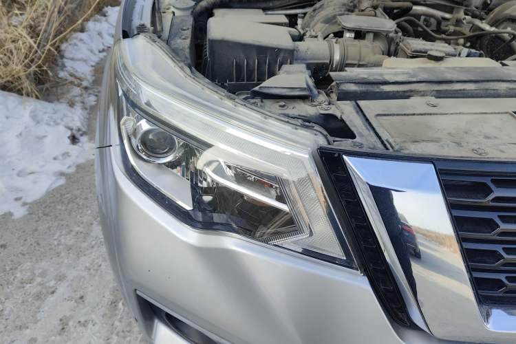 Used Nissan Terra 2018 2.5L Automatic 4x4 Luxury Edition Right Front Headlight
