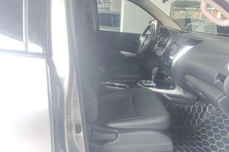Used Nissan Terra 2018 2.5L Automatic 4x4 Luxury Edition Right Front Seat