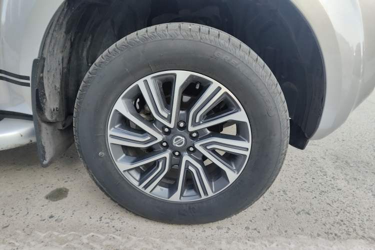 Used Nissan Terra 2018 2.5L Automatic 4x4 Luxury Edition Right Front Wheel Hub