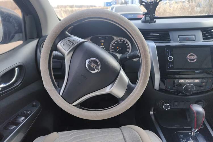 Used Nissan Terra 2018 2.5L Automatic 4x4 Luxury Edition Steering Wheel