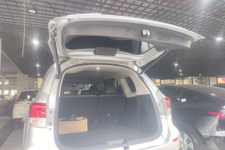 Used Nissan Terra 2018 2.5L Automatic 4x4 Luxury Edition Trunk
