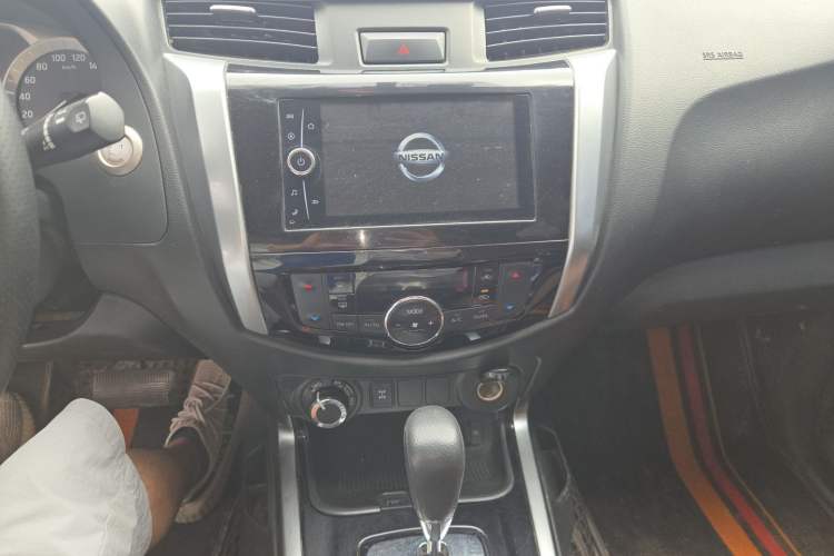 Used Nissan Terra 2018 2.5L Automatic 4x4 Luxury Edition Audio And AC Panel