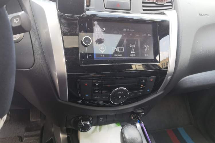 Used Nissan Terra 2018 2.5L Automatic 4x4 Luxury Edition Audio And AC Panel