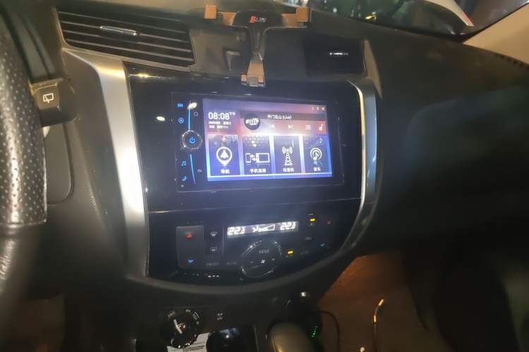 Used Nissan Terra 2018 2.5L Automatic 4x4 Luxury Edition Audio And AC Panel