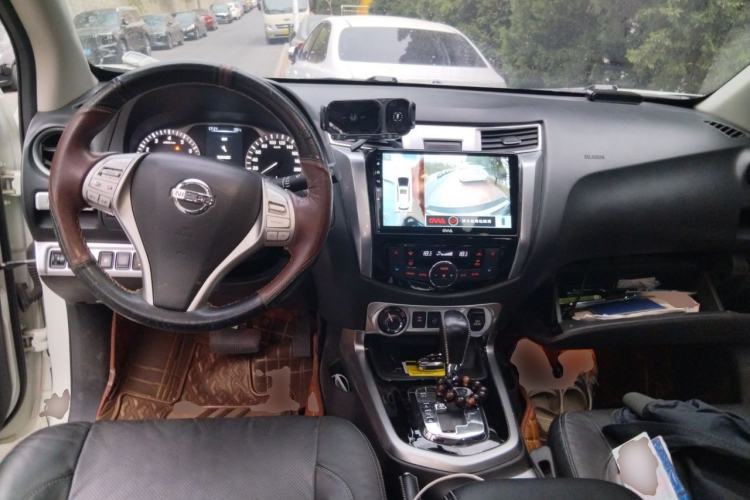 Used Nissan Terra 2018 2.5L Automatic 4x4 Luxury Edition Center Console