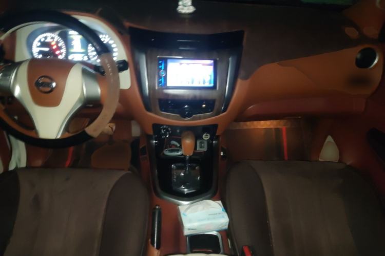 Used Nissan Terra 2018 2.5L Automatic 4x4 Luxury Edition Center Console