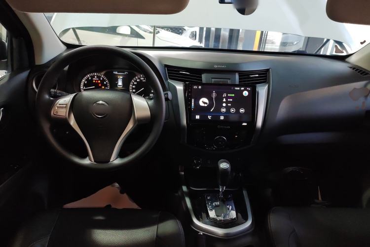 Used Nissan Terra 2018 2.5L Automatic 4x4 Luxury Edition Center Console