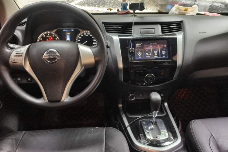 Used Nissan Terra 2018 2.5L Automatic 4x4 Luxury Edition Center Console