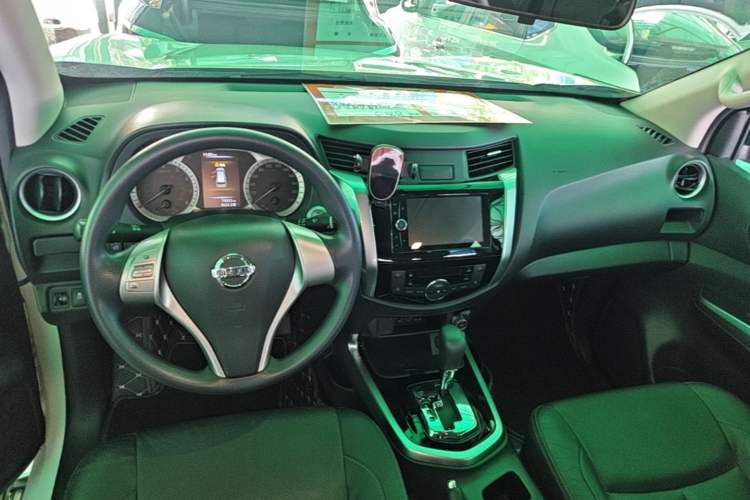 Used Nissan Terra 2018 2.5L Automatic 2WD Luxury Edition Center Console