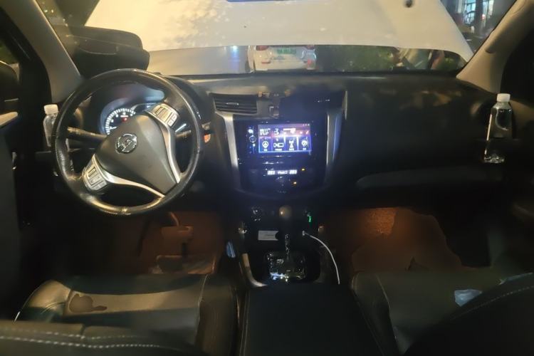 Used Nissan Terra 2018 2.5L Automatic 4x4 Luxury Edition Center Console
