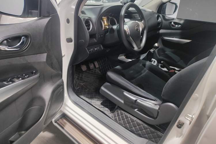 Used Nissan Terra 2018 2.5L Manual Two-Wheel Drive Elite Edition Driver Seat
