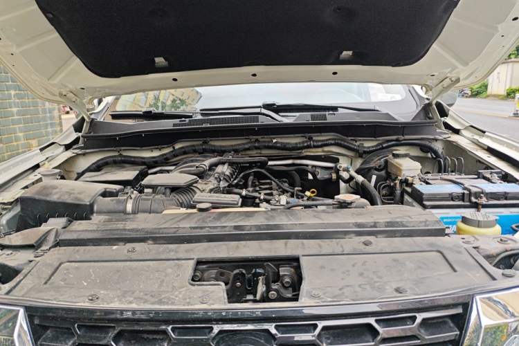 Used Nissan Terra 2018 2.5L Automatic 4x4 Luxury Edition Engine Bay