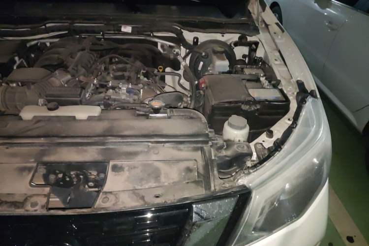 Used Nissan Terra 2018 2.5L Automatic 4x4 Luxury Edition Engine Bay Left