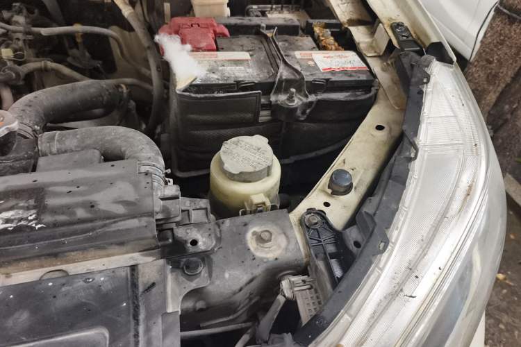 Used Nissan Terra 2018 2.5L Automatic 4x4 Luxury Edition Engine Bay Left