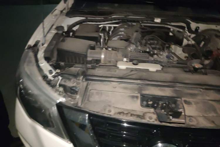 Used Nissan Terra 2018 2.5L Automatic 4x4 Luxury Edition Engine Bay Right