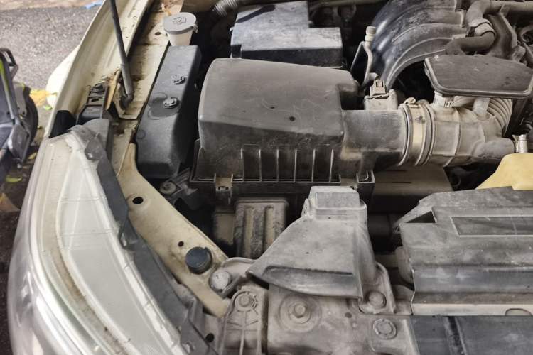 Used Nissan Terra 2018 2.5L Automatic 4x4 Luxury Edition Engine Bay Right